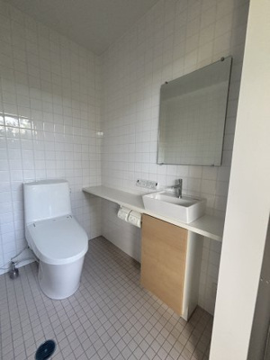 【トイレ】 | 大津市木戸1316-6　琵琶湖が目の前の戸建 | トイレが3か所あります、庭から直接入れるトイレ2か所、2階1か所