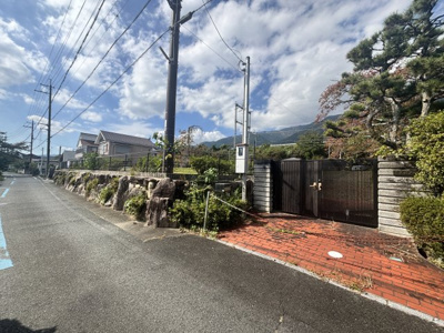 【前面道路含む現地写真】 | 大津市木戸1316-6　琵琶湖が目の前の戸建 | 前面道路と別出入口