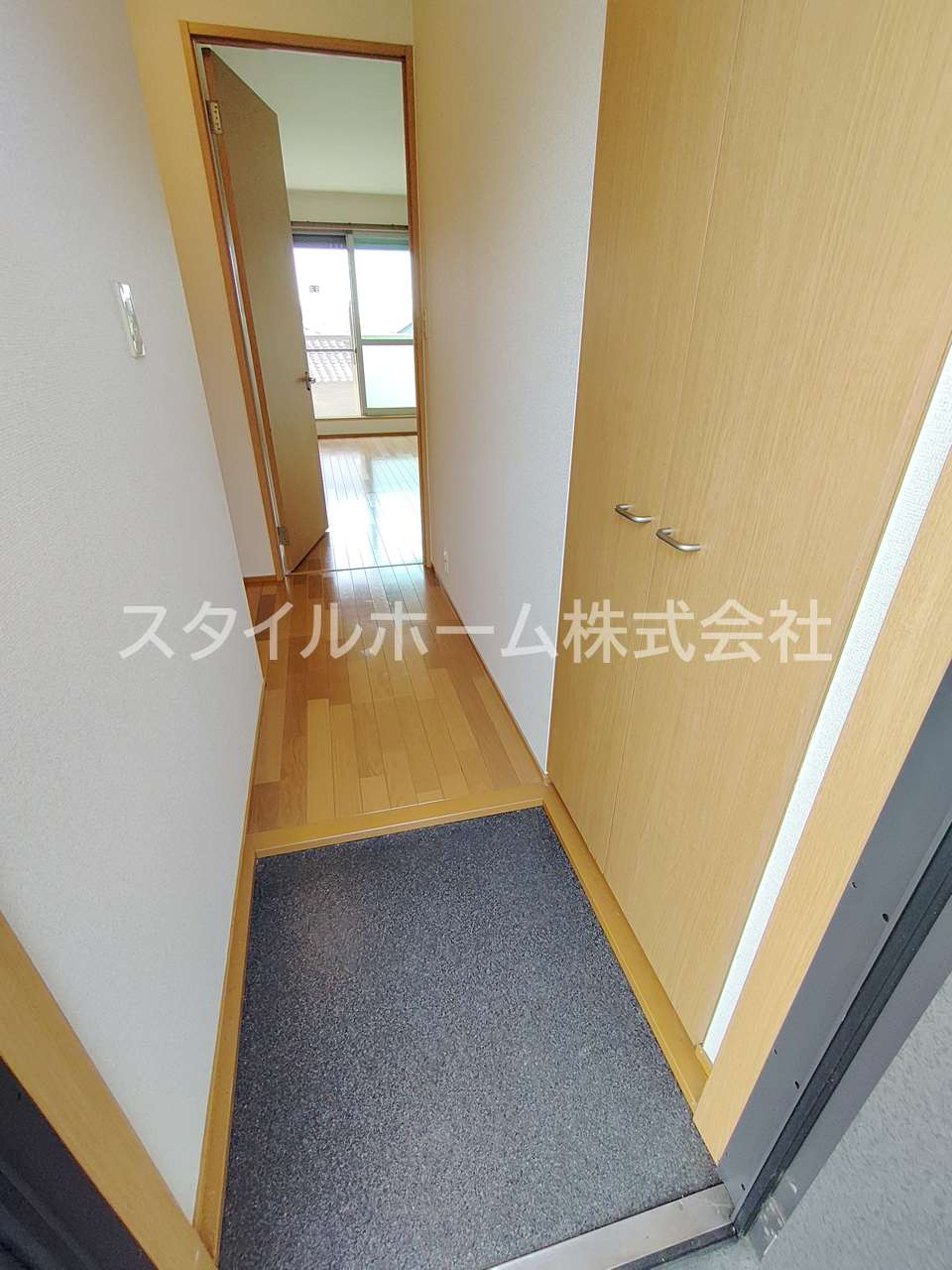 リバーシティAの玄関|別部屋写真です。