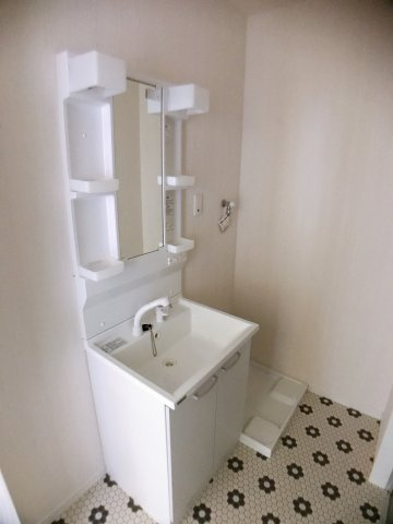 小牧市大字小牧原新田のアパートの洗面所