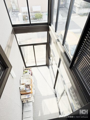 小樽市望洋台1丁目　軽量鉄骨住宅の玄関|吹抜けの広々玄関フードは自転車やバイクもしまえます♪