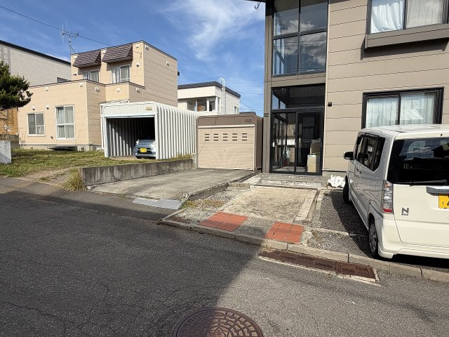 小樽市望洋台1丁目　軽量鉄骨住宅の駐車場|玄関・車庫付近♪車種によっては4～5台駐車可能♪