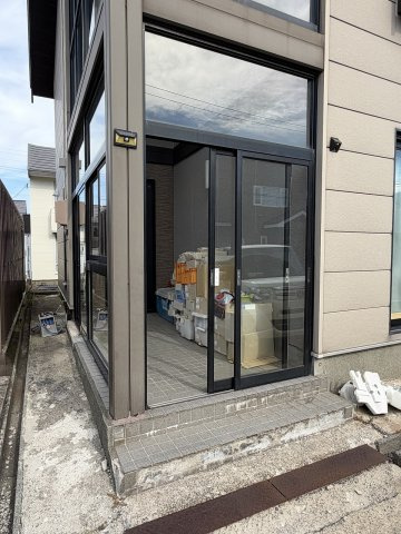 小樽市望洋台1丁目　軽量鉄骨住宅の玄関|玄関フード♪