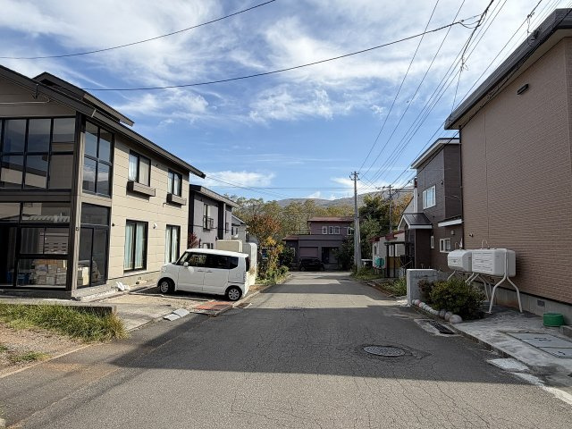 小樽市望洋台1丁目　軽量鉄骨住宅の前面道路含む現地写真|周辺は街並みキレイで自然豊かな住宅街です♪