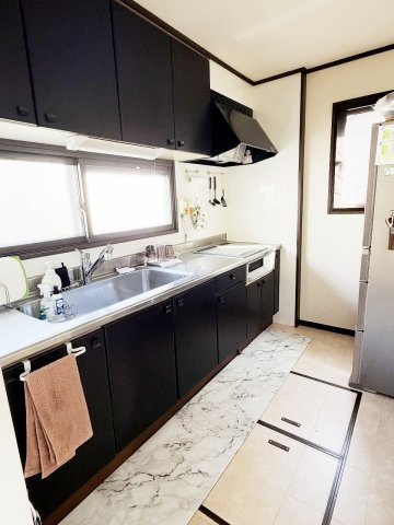 小樽市望洋台1丁目　軽量鉄骨住宅のキッチン|機能的なシステムキッチンは日を使わず安全なIHヒーター付♪