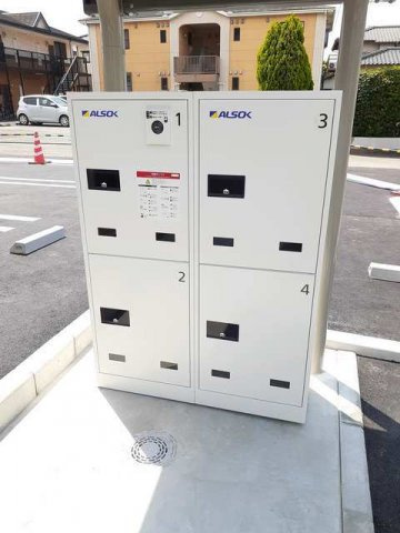 マロードＣのエントランス|宅配BOX付で荷物の受取に便利です★