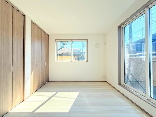 泉区白百合1丁目　新築戸建て　第1の洋室|◆柔らかい陽光が差し込む明るいお部屋を演出する設計。彩光の取れる窓が気持ちの良いお部屋を創り上げます。