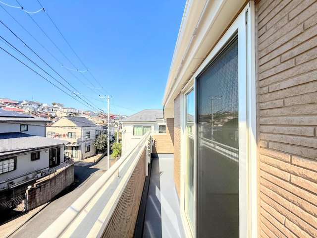 泉区白百合1丁目　新築戸建て　第1のバルコニー|◆広いバルコニーは寝室と子供部屋からアクセスできる2WAY動線。お布団も洗濯物もたくさん干せます！！