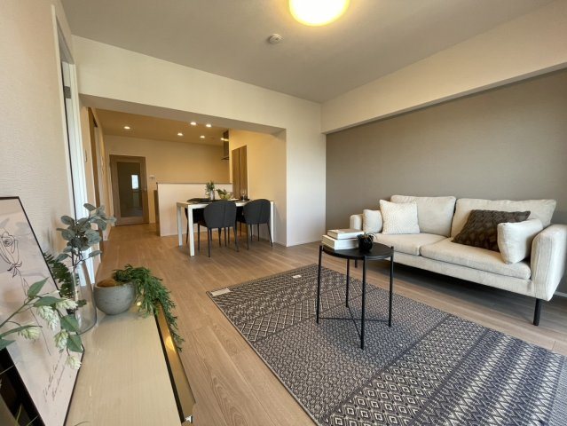 日商岩井芦屋翠ケ丘マンションの居間・リビング|約14.6帖のリビングダイニングキッチン。お部屋のレイアウトも自由度があります。※設置されている家具・小物はディスプレイ用です。