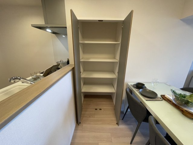 日商岩井芦屋翠ケ丘マンションの収納|リビングにもうれしい収納棚が設置されております。※設置されている家具・小物はディスプレイ用です。