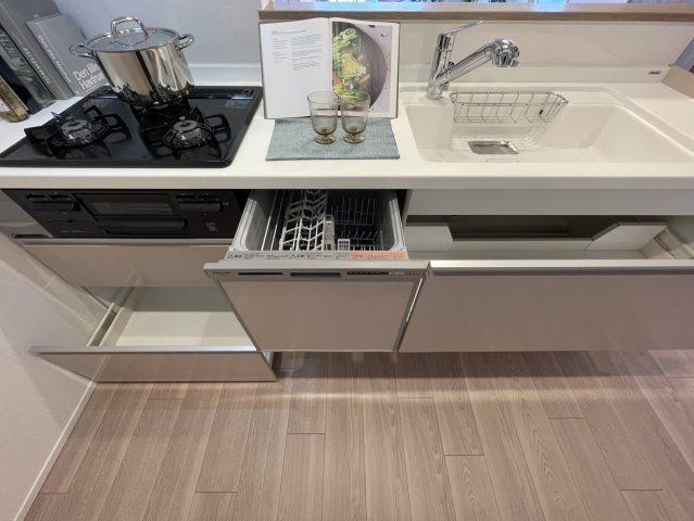 日商岩井芦屋翠ケ丘マンションのキッチン|キッチンは食洗器、浄水器が付いております。※設置されている家具・小物はディスプレイ用です。