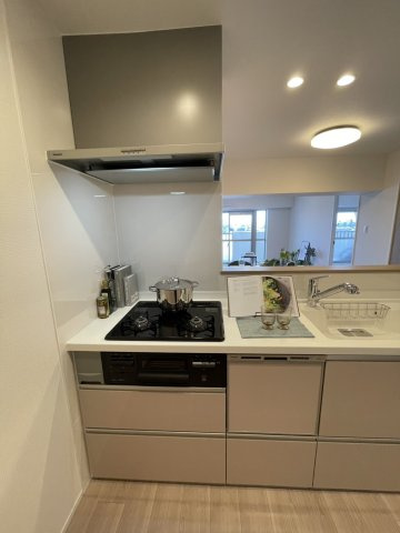 日商岩井芦屋翠ケ丘マンションのキッチン|3口コンロでお料理もはかどります。※設置されている家具・小物はディスプレイ用です。