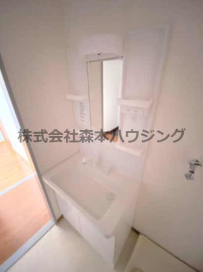 【独立洗面台】 | 　コーポ小林 | 独立洗面台、小物を置くことができて便利です