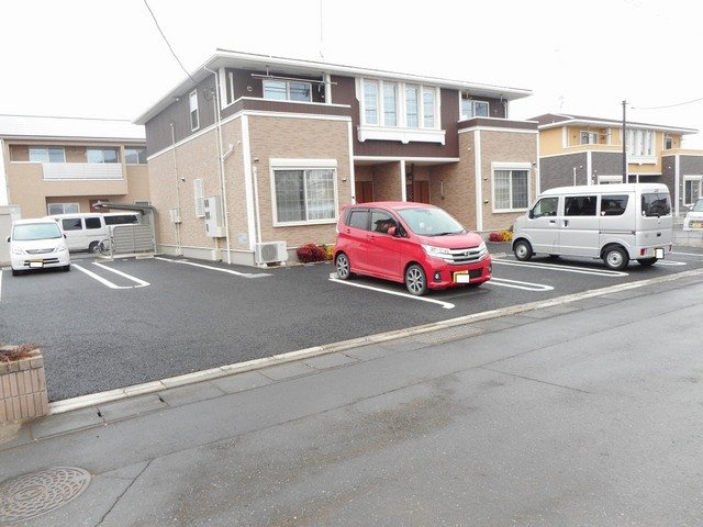 高瀬川ハイツ　Ⅰの駐車場|駐車場があるので、車を買う予定の方も安心です