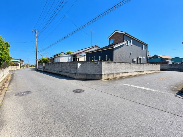 猿島郡五霞町原宿台中古戸建の前面道路含む現地写真