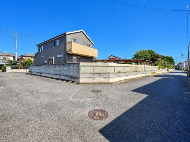 猿島郡五霞町原宿台中古戸建の前面道路含む現地写真