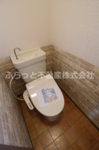 アーバン牛久A号館のトイレ|落ち着いた色調のトイレです