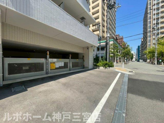 セレニテ三宮リアンの駐車場