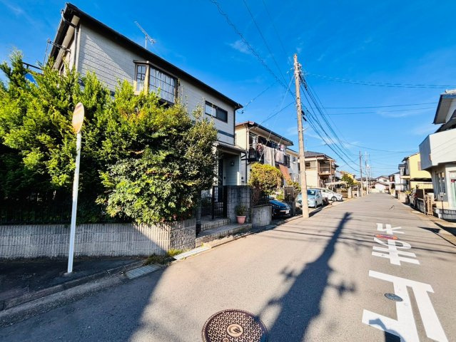 牛久市南　中古戸建の前面道路含む現地写真