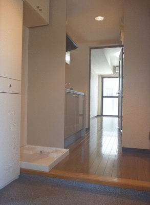【玄関】 | コンフォールマツダ | 玄関からお部屋に向けて