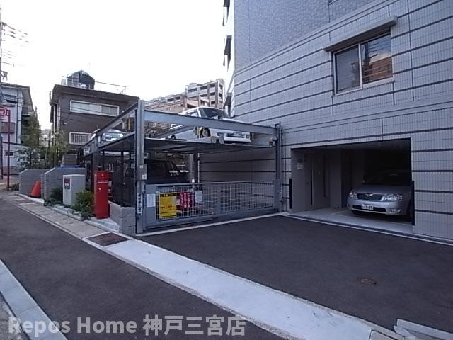 エスリード中山手県庁前の駐車場