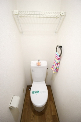 収納棚もタオル掛けもあります