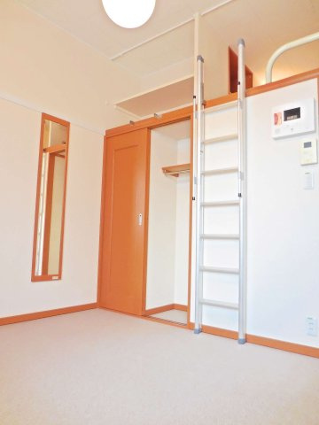 レオパレスｋｏｙａｍａⅢの内装|ロフトタイプのお部屋は高さのある収納がポイントです。