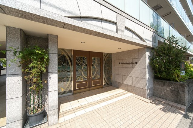 エストレリータ新宿落合のエントランス