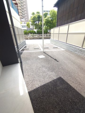 レオンコンフォート天神橋の駐車場