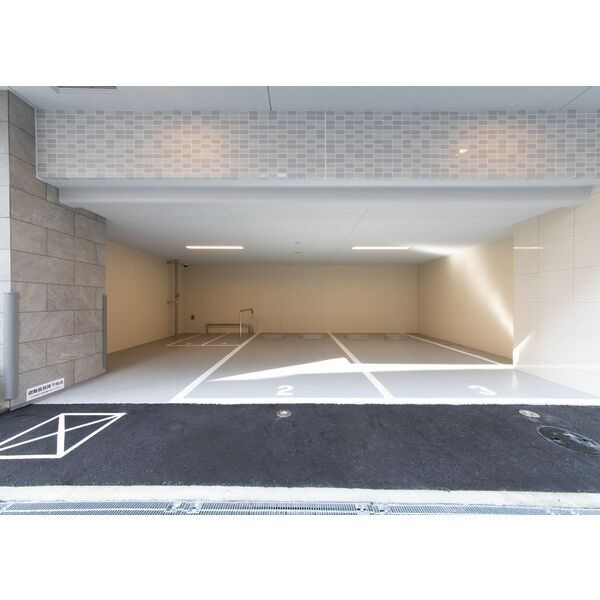 スプランディッド上本町WESTⅡの駐車場