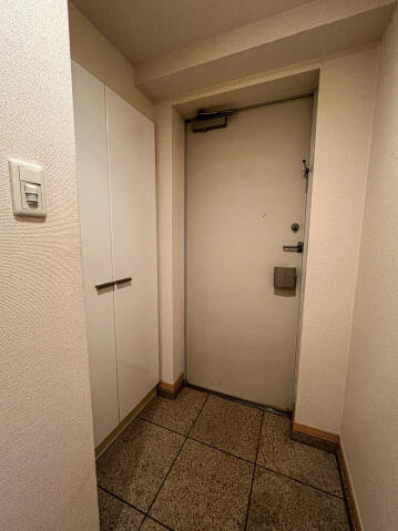 スカイコート新宿弐番館の玄関