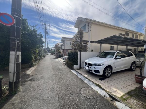 世田谷区瀬田５丁目の中古一戸建の前面道路含む現地写真|閑静な住宅街です。
落ち着いた雰囲気と、心地の良い住環境。