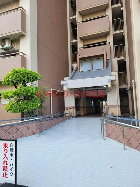 此花厚生年金住宅（高見）Ｄ棟のエントランス