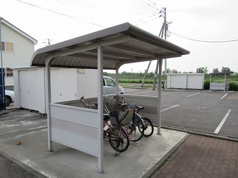 レオパレスイーズ旭川のその他|屋根付き駐輪場