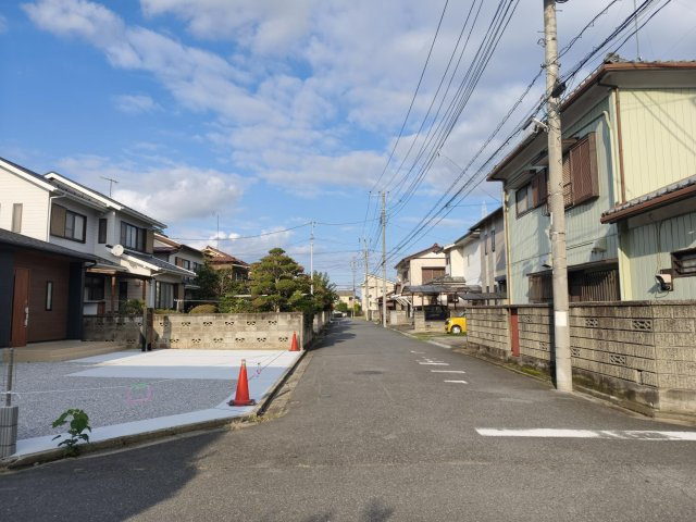 熊谷市拾六間　南西角地‼人気の平屋建て！の前面道路含む現地写真