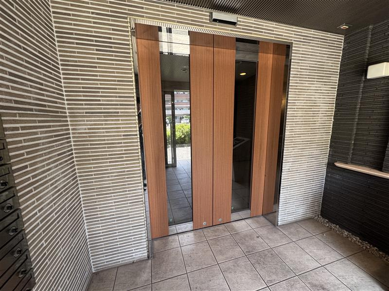 東海市大田町下浜田のアパートのエントランス