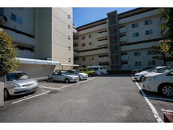 コープ野村江坂台の駐車場