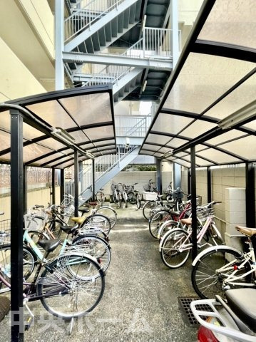 ストークマンション両国の駐輪場|【自転車置き場】最新の空き状況や費用などの詳細は担当スタッフまでお問い合わせください。