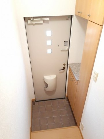 クレメントガーデンハウス　Ａ棟の玄関|収納もある玄関です