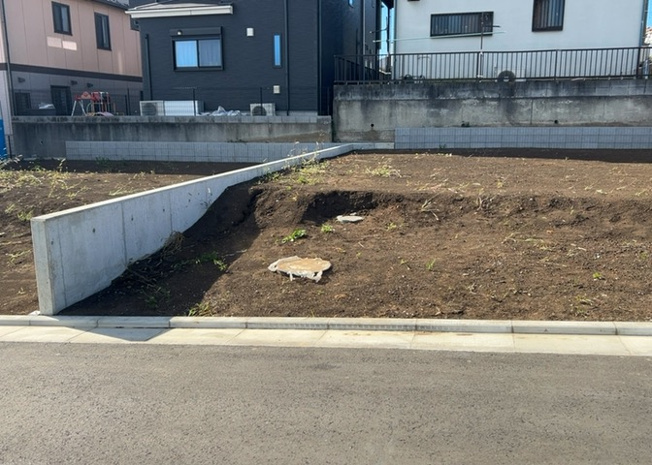 【外観】 | 下九沢売地 | 現地に行くなら、物件の周囲の地形がどうなっているかを見ることも大切です。周辺より低くなっている土地では、大雨などで水が集まりやすいため、地盤が弱くなっているということも考えられるため、注意が必要です。