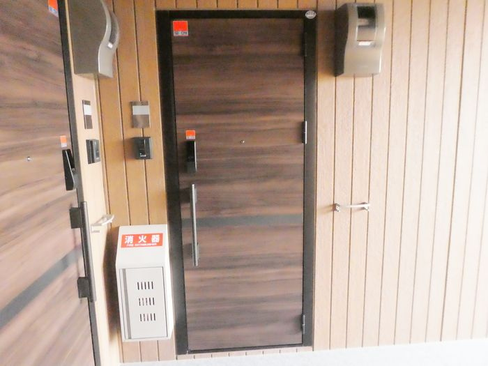 エストリヴィエール東川口の玄関
