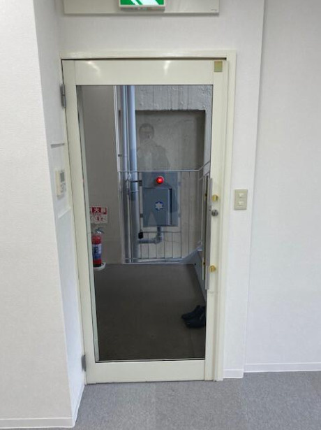 ニューフナバシヤビルの玄関