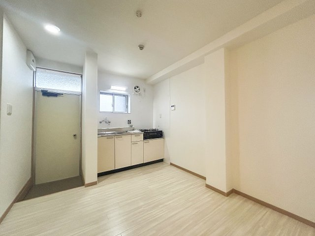 マンション大島の居間・リビング|開放感があり風通しの良い角部屋