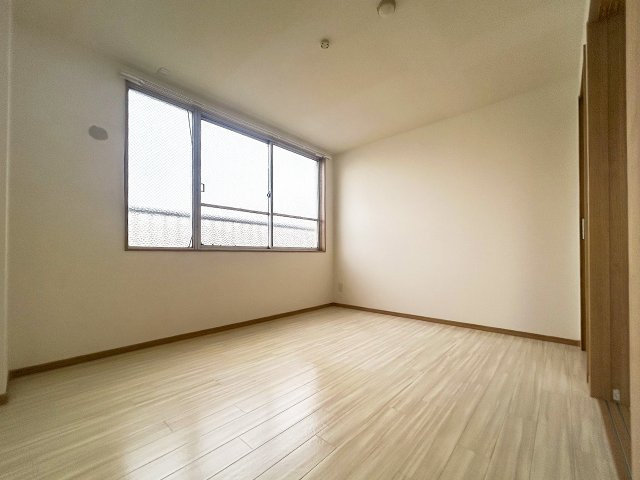 マンション大島の居間・リビング|洋室約6帖＊東向きの窓から朝陽が差し込み明るい室内