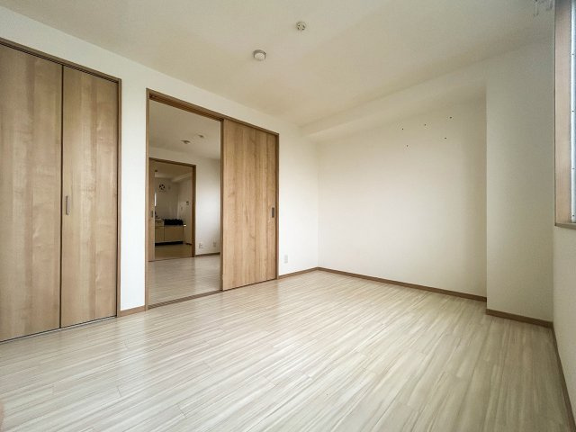 マンション大島の居間・リビング|洋室約6.0帖＊隣の洋室と繋がります