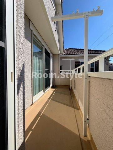 足立区東六月町中古戸建てのバルコニー|空室のためご都合に合わせてご内覧できます
お問合せはお電話でもお受付しております。
03-6450-5211