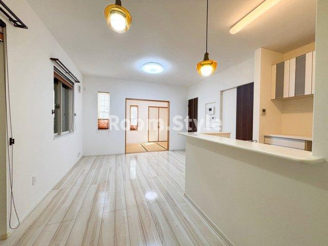 足立区東六月町中古戸建ての居間・リビング|空室のためご都合に合わせてご内覧できます
お問合せはお電話でもお受付しております。
03-6450-5211