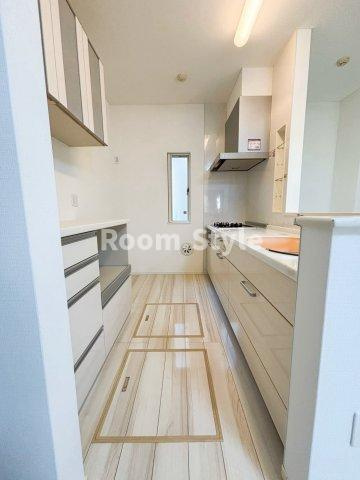 足立区東六月町中古戸建てのキッチン|空室のためご都合に合わせてご内覧できます
お問合せはお電話でもお受付しております。
03-6450-5211