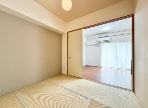 【和室】 | プロパレス泉ヶ丘ステーションステージ | LDKと隣接した4.4畳の和室。
開けることで、開放感あふれる空間に！
