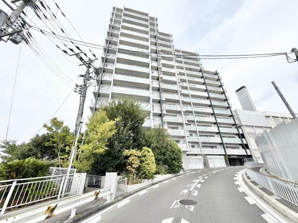 【外観】 | プロパレス泉ヶ丘ステーションステージ | 南海泉北線「泉ヶ丘」駅が徒歩2分。
通勤にも外出にもアクセス良好。家族でおでかけすることも増えそうですね♪